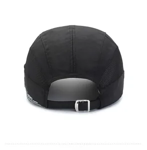 Vue arrière de casquette sport séchage rapide avec mesh et boucle métallique