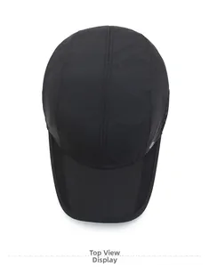 Vue de dessus d'une casquette de sport noire séchage rapide avec mesh et coutures premium