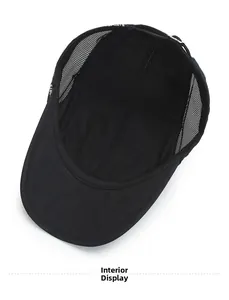 Vue détaillée de la structure interne de la casquette de sport noire avec zones en mesh
