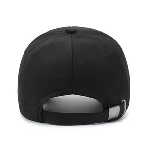 Vue arrière d'une casquette de baseball noire avec boucle métallique réglable pour protection solaire