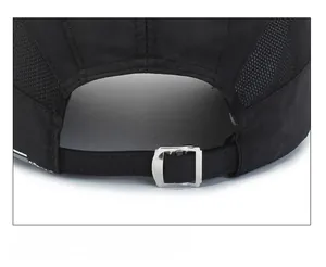 Détail de la boucle en métal réglable et du tissu en maille respirant sur la casquette