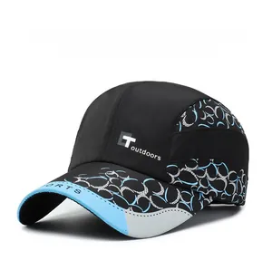 Détail de la casquette de sport à séchage rapide avec logo et motifs d'anneaux bleus