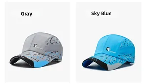 Détail de casquettes de baseball d'extérieur en gris et bleu ciel avec logo CT