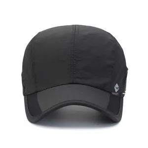 Casquette de baseball de sport noire à séchage rapide avec maille et logo gris