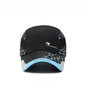 Vue détaillée de la casquette de baseball noire et bleu ciel avec broderie T-outdoors
