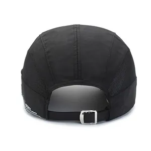 Casquette de baseball noire respirante avec boucle en métal et logo de sport