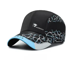 Détail de la casquette de sport à séchage rapide avec motif de vagues bleues et logo brodé