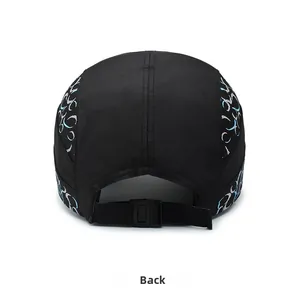 Vue arrière de la casquette de baseball noire avec sangle réglable et motifs