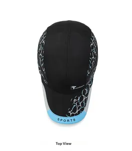 Vue de dessus d'une casquette de sport noire avec bordure bleue et tissu à séchage rapide