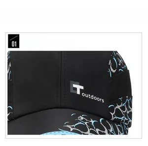 Gros plan du logo T-outdoors sur casquette noire à séchage rapide avec motifs bleus