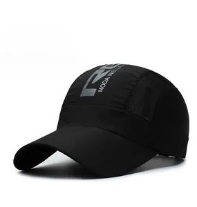 Dettaglio del cappello sportivo nero con pannelli laterali in rete e tessuto traspirante