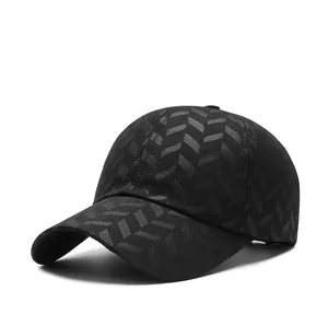 Détail d'une casquette de baseball noire à motif chevrons et visière courbée