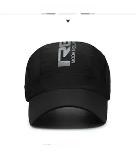 Vista frontale del cappellino sportivo nero in mesh con lettera R argento e tessuto