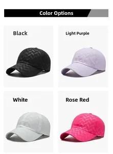 Détail du choix de couleurs : casquettes rayées en noir, violet, blanc et rouge rose