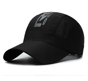 Dettaglio del cappellino sportivo nero con pannelli in rete traspirante e stampa della lettera R
