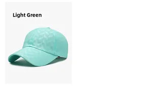 Gros plan d'une casquette de baseball vert clair avec motif chevron sur le devant