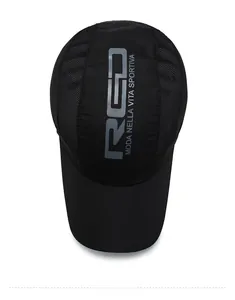 Vista dall'alto di cappello sportivo nero in rete con testo Red Moda Nella Vita Sportiva