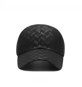 Vue de face de la casquette noire avec motif monogramme géométrique en Y gris