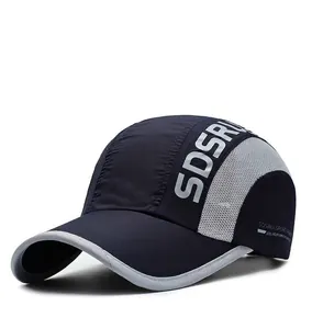 Detail der dunkelblauen Baseballkappe mit grauem Mesh-Gewebe und SDSRU-Schriftzug