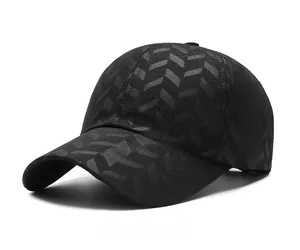 Vue latérale micro de la casquette de baseball noire avec texture jacquard