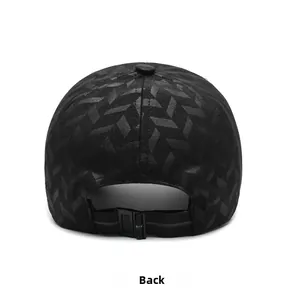 Détail de l'arrière de la casquette de baseball noire rayée avec boucle réglable