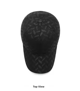 Vue de dessus d'une casquette de baseball noire avec motif à chevrons gris et six panneaux