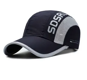 Detail der dunkelblauen Sportkappe mit grauen Netzeinsätzen und SDSRUI-Schriftzug