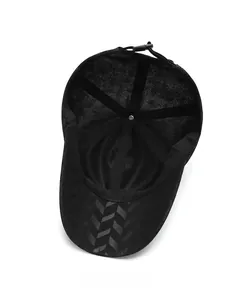 Vue interne de la casquette noire avec bande de confort et attache réglable au dos