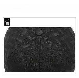 Détail du haut d'une casquette de baseball noire rayée avec motifs géométriques et coutures
