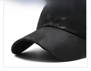 Gros plan d'une visière de casquette noire avec texture de tissu en chevron