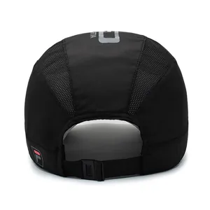 Vista posteriore cappellino sportivo nero in mesh traspirante con fibbia regolabile