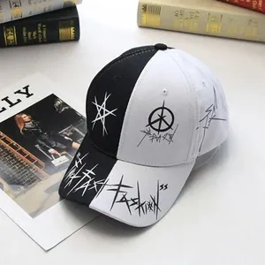 Casquette de baseball urbaine noire et blanche avec graffiti Fast Fashion et étoiles
