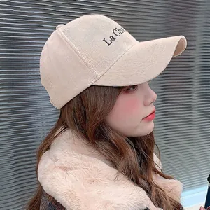 Casquette de baseball en velours côtelé beige avec broderie latérale pour un look décontracté