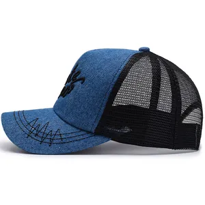 Gorra de béisbol de mezclilla azul y malla negra con bordado y visera con costuras