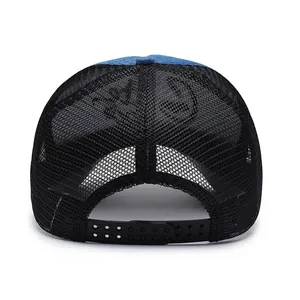 Gorra trucker de mezclilla azul con malla negra y cierre trasero ajustable