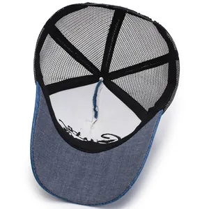 Gorra de béisbol de tela vaquera azul y malla negra con bordado y diseño deportivo