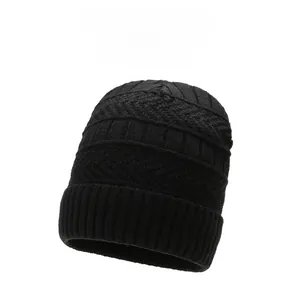 Détail d'un bonnet en tricot noir avec revers côtelé et étiquette tissée Jeans New Wear
