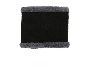 Vue de face d'un tour de cou en tricot noir avec doublure douce en fausse fourrure grise