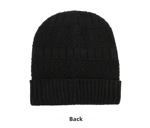 Vue détaillée de l'arrière d'un bonnet en tricot noir avec des motifs à losanges