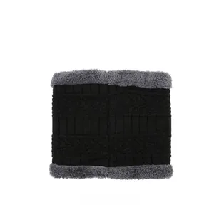 Détail d'un cache-col en tricot d'hiver avec doublure en polaire grise douce au dos