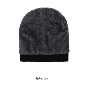Gros plan de la doublure en polaire grise épaisse à l'intérieur du bonnet en tricot