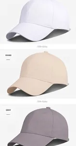 Dettaglio laterale di cappellini da baseball in bianco, kaki e grigio con occhielli traspiranti