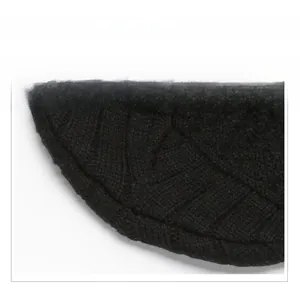 Détail du bonnet en tricot noir montrant la texture tissée serrée et les finitions soignées