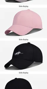 Dettaglio laterale di cappellini da baseball in cotone rosa sakura e nero con ricamo