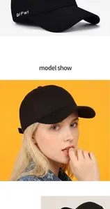Dettaglio del ricamo Grl Pwr sul lato di un cappellino da baseball in cotone nero