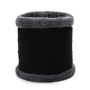 Cache-cou en tricot d'hiver avec extérieur noir nervuré et doublure épaisse en polaire grise