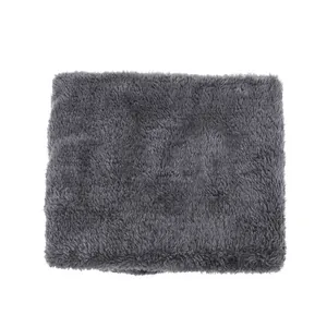 Tour de cou en fausse fourrure gris foncé avec texture douce pour protection hivernale