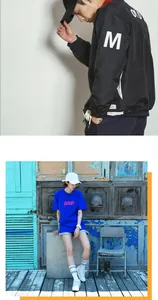 Détail d'un t-shirt bleu avec imprimé rouge et d'une veste de sport pour homme