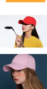 Détail montrant des casquettes de baseball classiques en coton à six panneaux rouge et rose