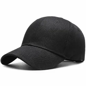 Berretto da baseball nero classico in cotone con visiera rinforzata e fori di ventilazione